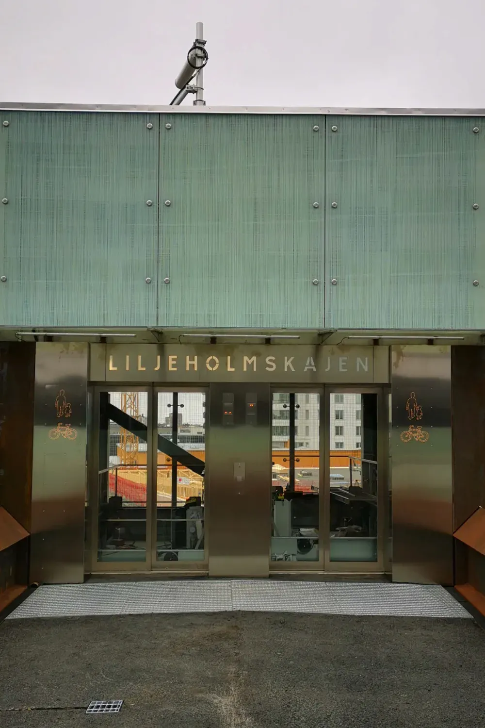 Hissentré vid Liljeholmskajen med rostfria omfattningar