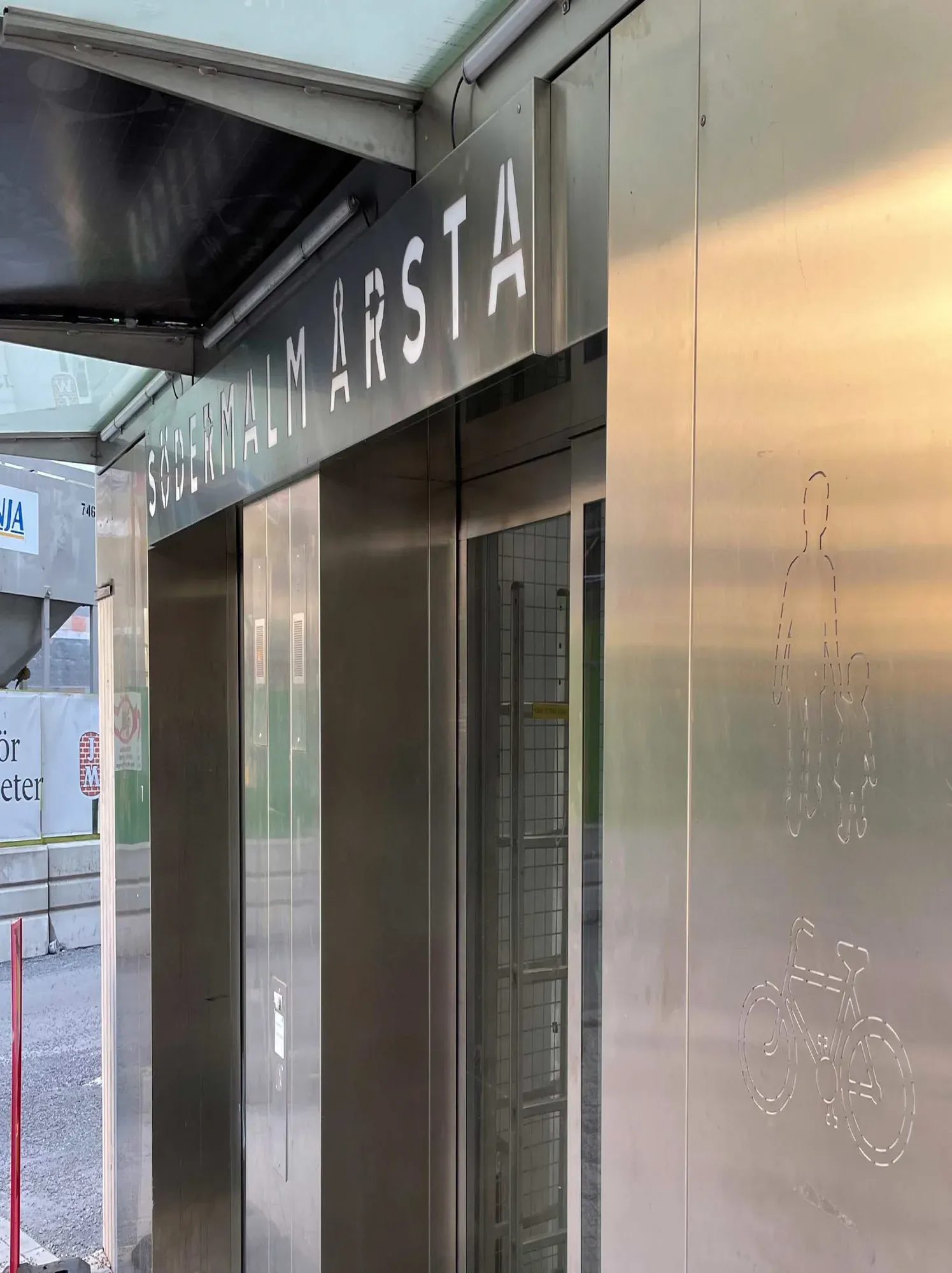 Rostfri omfattning med utskärningar för ljus, Liljeholmskajen