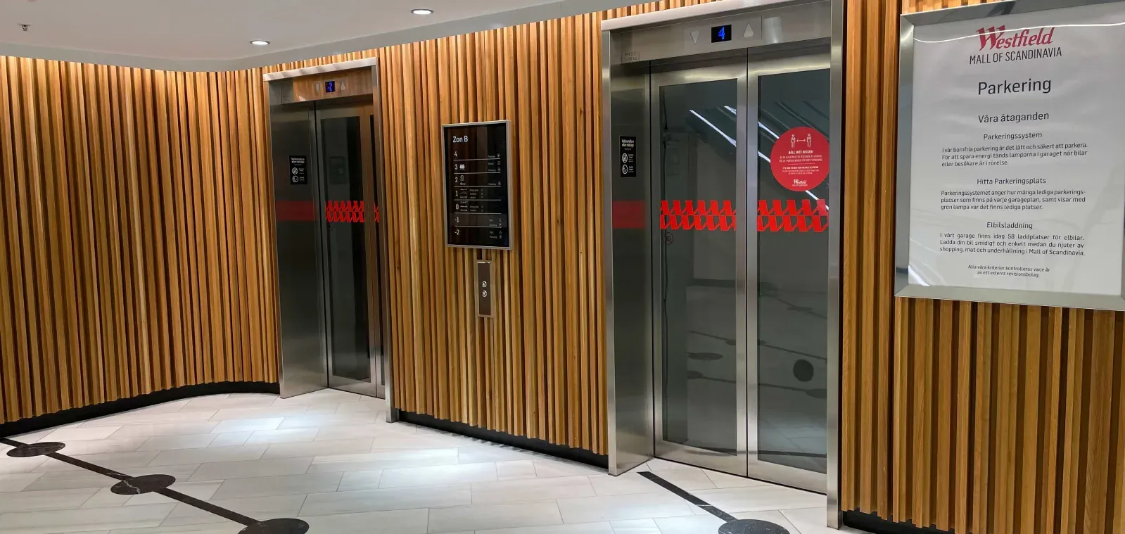Hissomfattning i rostfri plåt mot träribbor, Mall of Scandinavia
