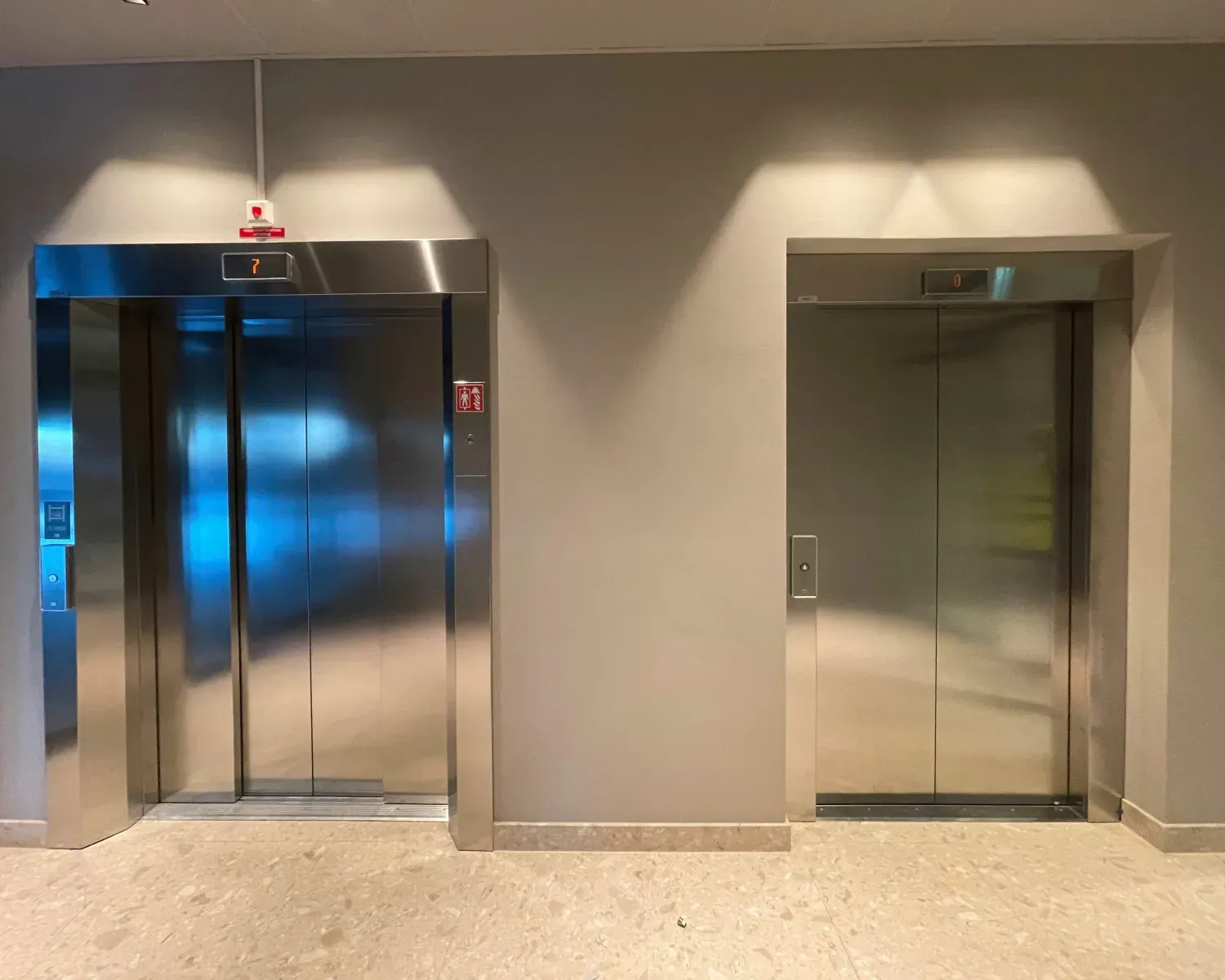 Två hissar med breda listomfattningar i rostfri plåt, Comfort Hotel Solna